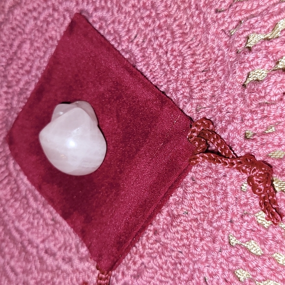 Mini Rose Quartz Skull - Picture 2 of 8